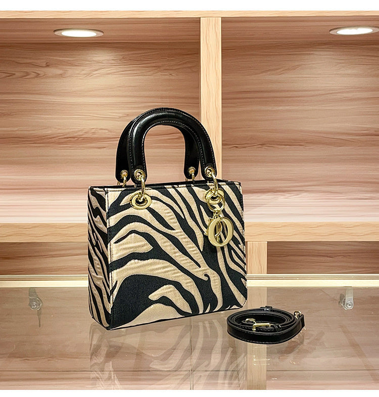 High-end Feel Foreign Trade Cross-border Handbag Princess Diana Style Women's 2025 New Trendy Color-blocking Niche Single Shoulder Crossbody Small Square Bag